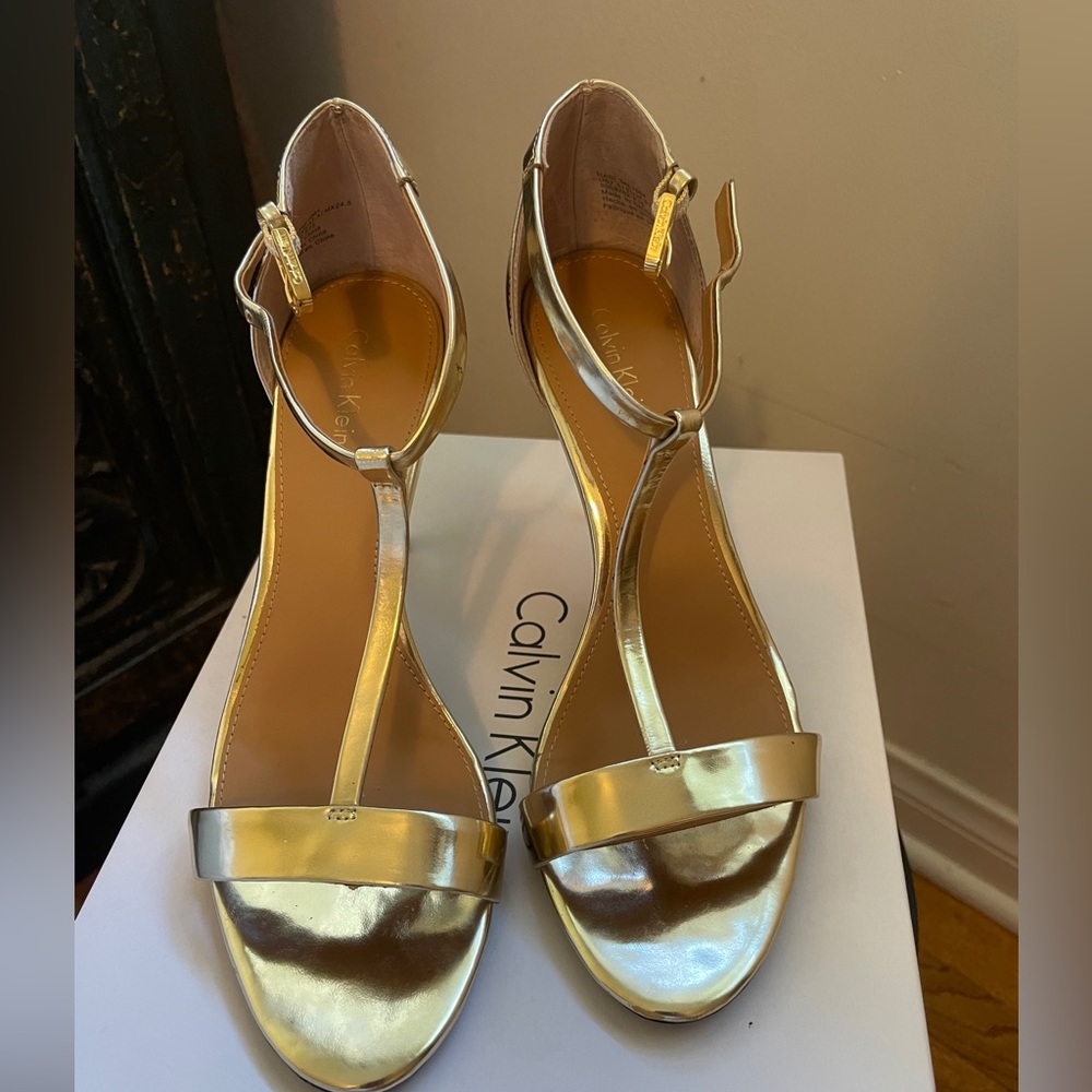 Nasi Mirror Metallic T-strap pumps in Warm Gold 7.5 excellent condition